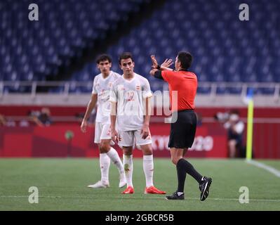 Saitama, Giappone. 3 agosto 2021. L'arbitro (R) esegue gesti durante la semifinale maschile tra Giappone e Spagna ai Giochi Olimpici di Tokyo 2020 a Saitama, Giappone, 3 agosto 2021. Credit: CaO Can/Xinhua/Alamy Live News Foto Stock