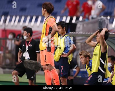 Saitama, Giappone. 3 agosto 2021. I giocatori sostitutivi del Giappone guardano la semifinale maschile tra Giappone e Spagna ai Giochi Olimpici di Tokyo 2020 a Saitama, Giappone, 3 agosto 2021. Credit: CaO Can/Xinhua/Alamy Live News Foto Stock