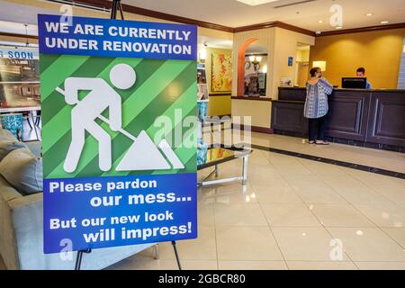 Florida Clearwater,Holiday Inn Express hotel motel lobby,reception check in reception prenotazione registrazione registrazione, firma sotto il cambio Foto Stock