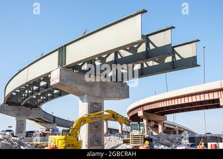 Miami Florida, LeJeune Road, strada sotto il nuovo cantiere Trestle, autostrada autostrada autostrada flyover ponte sorpasso curvo travi in acciaio incompiuto Foto Stock