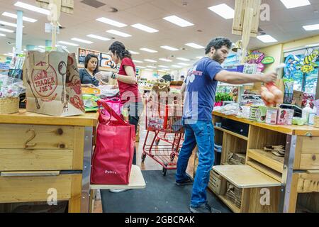 Miami Florida,Trader Joe's supermercato alimentari negozio alimentare, all'interno di acquirenti interni clienti acquistare alimentari checkout line coda cassiere, Foto Stock