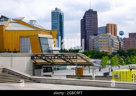 DEU, Deutschland, Berlin, 23.07.2021: Blick vom Kulturforum im Berliner Tiergtenviertel auf Hochhaeuser am Potsdamer Platz Foto Stock