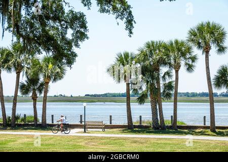 Georgia Jekyll Island Club Resort hotel River Drive, pista ciclabile Fancy Bluff Creek acqua, palme, Foto Stock