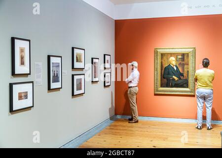 Maine Portland Congress Square, Portland Museum of Art gallery mostra uomini che osservano dipinti collezione, interni Foto Stock