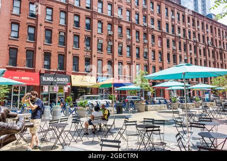 New York City, NY NYC, Brooklyn Dumbo Pearl Street Triangle, spazio pubblico tavoli sedie ombrelloni, Foto Stock