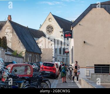 TOURS, FRANCIA - 13 luglio 2021: La segnaletica Cinemas studio affisso lungo la strada con veicoli parcheggiati e persone a piedi a Tours, Francia Foto Stock