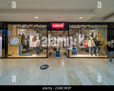 HANNOV, GERMANIA - 01 luglio 2021: Facciata di un negozio LEVI all'interno di un centro commerciale di Hannover, Germania Foto Stock