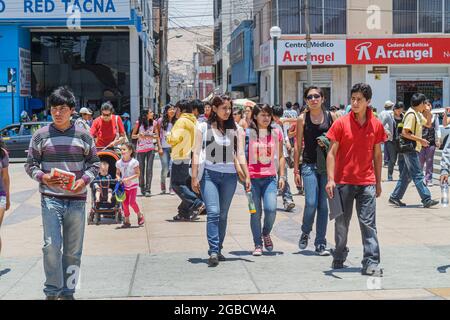 Perù Tacna Calle Hipólito Unanue cima Academia PreUniversitaria, studenti ispanici ragazze ragazzi adolescenti a piedi, Foto Stock