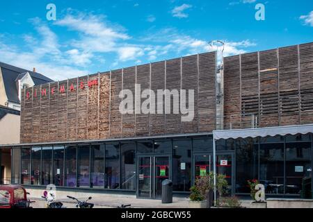 TOURS, FRANCIA - 13 luglio 2021: La facciata dell'edificio Cinemas Studio a Tours, Francia Foto Stock