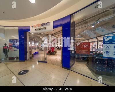 HANNOV, GERMANIA - 01 luglio 2021: La facciata del negozio INTERSPORT in un centro commerciale a Voswinkel, Hannover, Germania Foto Stock