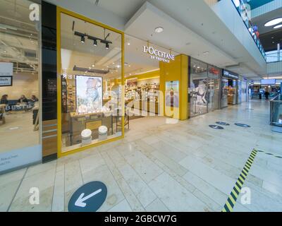 HANNOV, GERMANIA - 01 luglio 2021: Il negozio di prodotti per la cura della pelle l'OCCITANE en Provence in un centro commerciale di Hannover, Germania Foto Stock