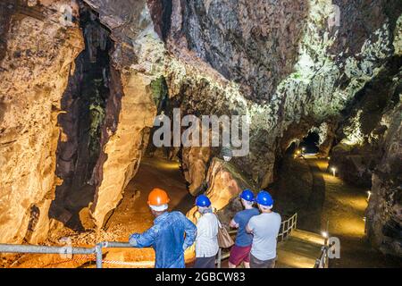 Johannesburg Sud Africa, Muldersdrift, grotte Sterkfontein Cradle of humankind grotta all'interno, uomo nero africano donna donna cercando sicuro Foto Stock