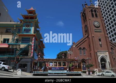 (210803) -- SAN FRANCISCO, 3 agosto 2021 (Xinhua) -- Foto scattata il 2 agosto 2021 mostra una funivia che passa da Chinatown a San Francisco, gli Stati Uniti. Le iconiche funivie di San Francisco sono ritornate a servizio limitato lunedì per la prima volta dopo quasi 17 mesi. Il servizio di ricavo completo tornerà a settembre su tutte e tre le linee di funivia. (Foto di Liu Yilin/Xinhua) Foto Stock