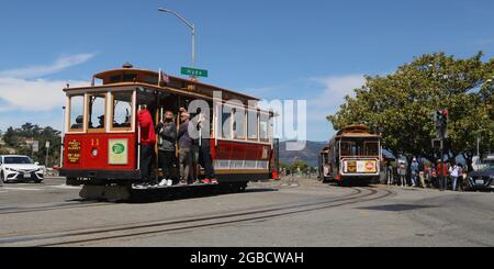 (210803) -- SAN FRANCISCO, 3 agosto 2021 (Xinhua) -- Foto scattata il 2 agosto 2021 mostra una funivia che corre a San Francisco, gli Stati Uniti. Le iconiche funivie di San Francisco sono ritornate a servizio limitato lunedì per la prima volta dopo quasi 17 mesi. Il servizio di ricavo completo tornerà a settembre su tutte e tre le linee di funivia. (Foto di Liu Yilin/Xinhua) Foto Stock