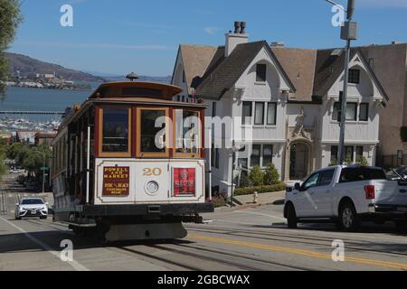 (210803) -- SAN FRANCISCO, 3 agosto 2021 (Xinhua) -- Foto scattata il 2 agosto 2021 mostra una funivia che corre a San Francisco, gli Stati Uniti. Le iconiche funivie di San Francisco sono ritornate a servizio limitato lunedì per la prima volta dopo quasi 17 mesi. Il servizio di ricavo completo tornerà a settembre su tutte e tre le linee di funivia. (Foto di Liu Yilin/Xinhua) Foto Stock