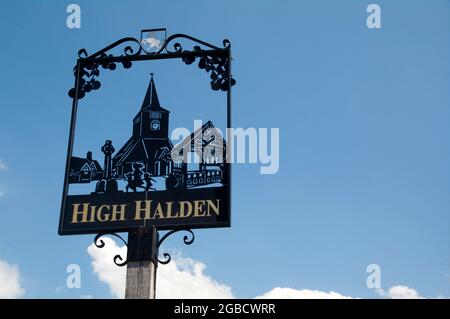 HIGH HALDEN Village insegna Kent Foto Stock