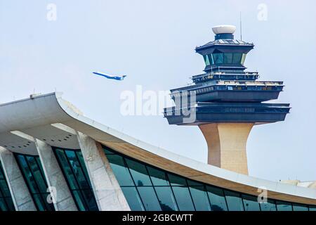 Virginia Washington DC, aeroporto di Dulles, terminal controllo del traffico aereo torre di volo edificio, jet commerciale aereo aereo aereo linea di linea di partenza, Foto Stock