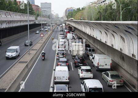 BARCELLONA, SPAGNA - 21 giu 2021: Una vista di un ingorgo auto nelle strade di Barcellona, Spagna Foto Stock