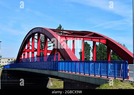 Viadotto stradale sui binari ferroviari, trasporto. Estate. Foto Stock