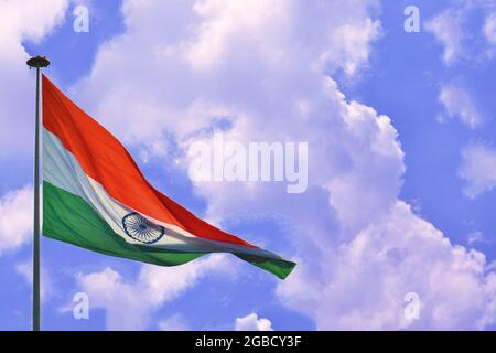 bandiera indiana tiranga ondeggiante nel cielo blu nuvoloso Foto Stock