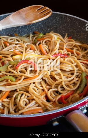 Spaghetti e verdure si guazzano con salsa di soia Foto Stock