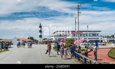 Il faro di Chassiron con strisce bianche e nere su cielo blu, sull'isola di Oléron in Francia Foto Stock