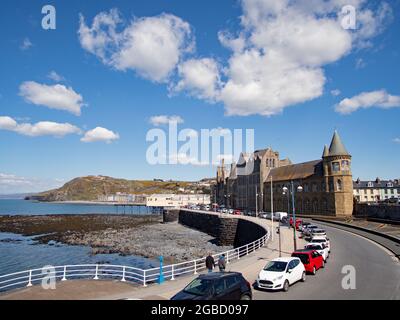 Passeggiata di Aberystwyth in una giornata di sole. Località balneare a Cerediaion, Galles Regno Unito Grande cielo blu e nuvole bianche. Foto Stock