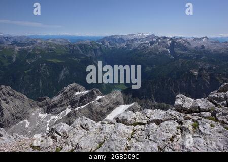 Vista panoramica sulle montagne e sul lago Königssee e Obersee da Watzmann Hochecheck, Ramsau, Berchtesgaden, Baviera, Germania Foto Stock