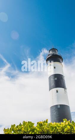 Il faro di Chassiron con strisce bianche e nere su cielo blu, sull'isola di Oléron in Francia Foto Stock