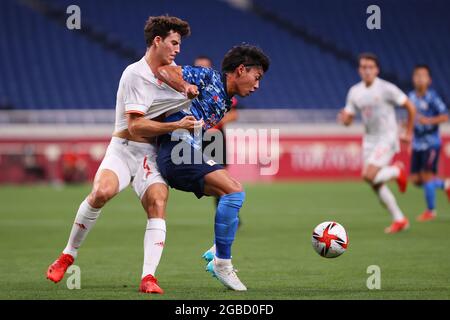 Tokyo, Giappone. 03 2021 agosto: (Da L a R) Pau Torres (ESP), Daichi Hayashi (JPN), 3 AGOSTO 2021 - Calcio/Calcio : Semifinale maschile tra Giappone 0-1 Spagna durante i Giochi Olimpici di Tokyo 2020 allo stadio Saitama di Saitama, Giappone. (Foto di Naoki Morita/AFLO SPORT) Foto Stock