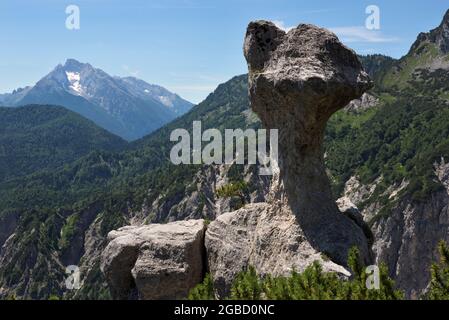 Formazione rocciosa bizzarra Steinerne Agnes e montagna di Blaueisspitze, Bischofswiesen, Baviera, Germania Foto Stock