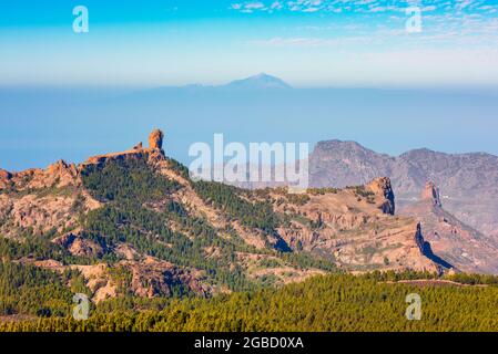 Vista sul Roque Nublo e El Teide su Tenerife, vista da uno dei punti più alti della Gran Canaria Spagna Foto Stock