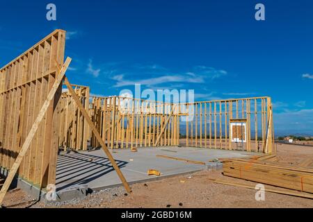 Immagine paesaggistica di una nuova casa personalizzata incorniciata e costruita a N. Scottsdale, Arizona Foto Stock