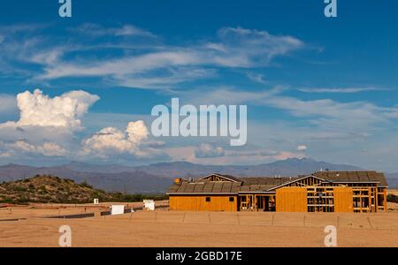 Immagine paesaggistica di una nuova casa personalizzata incorniciata e costruita a N. Scottsdale, Arizona Foto Stock