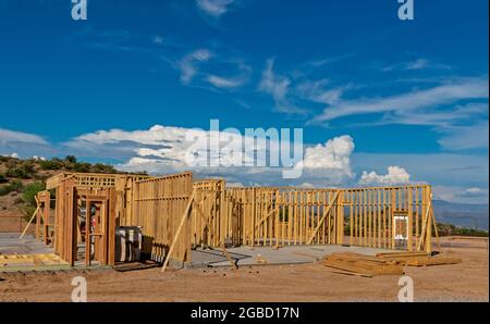 Immagine paesaggistica di una nuova casa personalizzata incorniciata e costruita a N. Scottsdale, Arizona Foto Stock