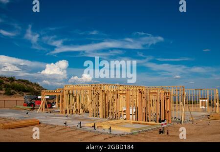 Immagine paesaggistica di una nuova casa personalizzata incorniciata e costruita a N. Scottsdale, Arizona Foto Stock