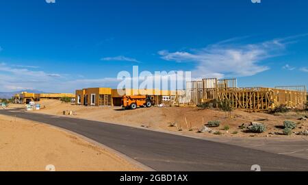 Immagine paesaggistica di nuove case personalizzate incorniciate e costruite a Scottsdale, Arizona Foto Stock