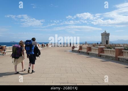 Backpakers in piazza Bovio, Piombino, Toscana, Italia Foto Stock