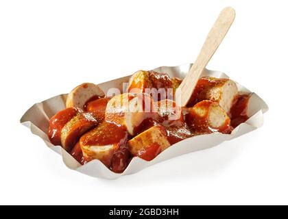 Deliziosi pezzi di salsiccia di maiale curata con ketchup e bastone ecologico nel recipiente da asporto su sfondo bianco Foto Stock