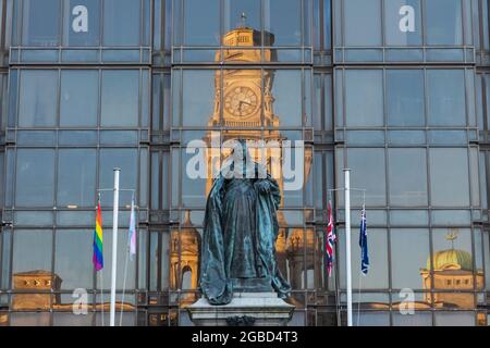 Inghilterra, Hampshire, Portsmouth, Guildhall Square, Queen Victoria statue Foto Stock