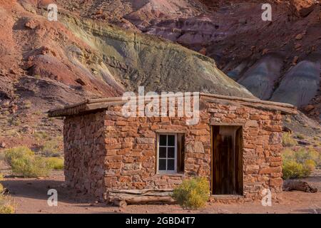 Storico edificio in pietra nella zona dei traghetti di Lees, nell'area ricreativa nazionale di Glen Canyon, Arizona, USA Foto Stock