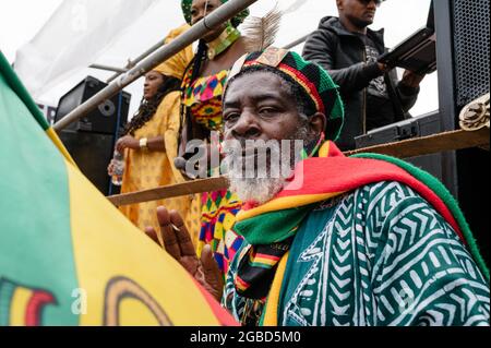 Londra, Regno Unito. 1 agosto 2021. La rivolta panafricana. I sostenitori si sono riuniti a Brixton per celebrare la Giornata Africana dell'emancipazione. Foto Stock