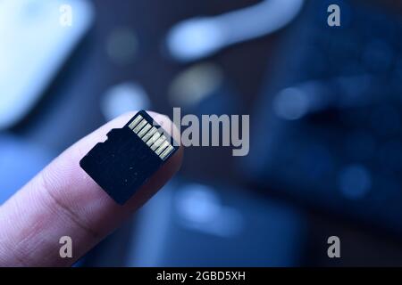 Scheda micro SD in mano Foto Stock