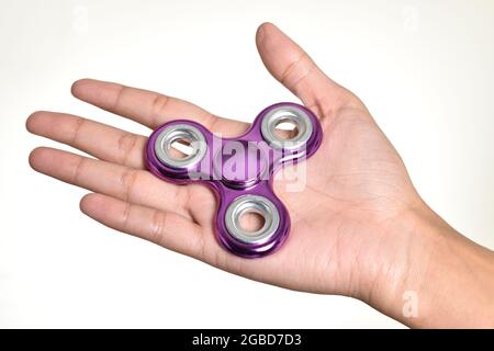 Fidget Spinner in mano isolato su sfondo bianco con Clipping Path Foto Stock