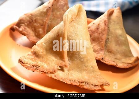 Famoso snack asiatico samosa, aloo samosa Foto Stock