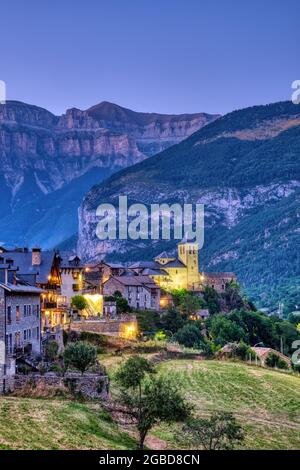 Il bellissimo vecchio villaggio di Torla nei Pirenei sculacciati di notte Foto Stock