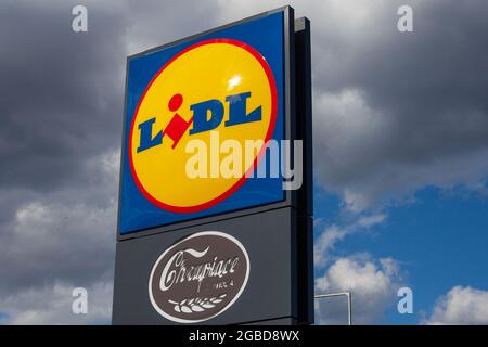 SKORZEWO, POLONIA - 30 lug 2021: Logo Lidl sul supermercato Lidl. Lidl è una catena di supermercati polacchi Foto Stock