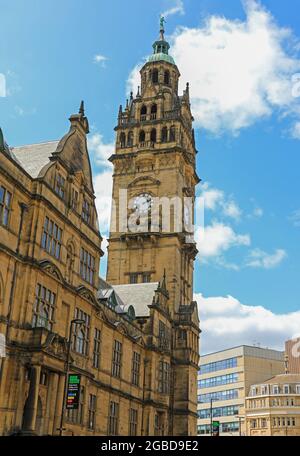 La torre dell'orologio a Sheffield Town Hall, Sheffield, South Yorkshire, Inghilterra, Regno Unito Foto Stock