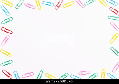 Graffette colorate. Cornice con clip di carta con spazio per la copia del testo. Foto Stock