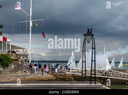 royal yacht squadron, cowes week, isola di wight, pistole di partenza, linea di partenza, rgattas di vela, eventi di yachting. Foto Stock